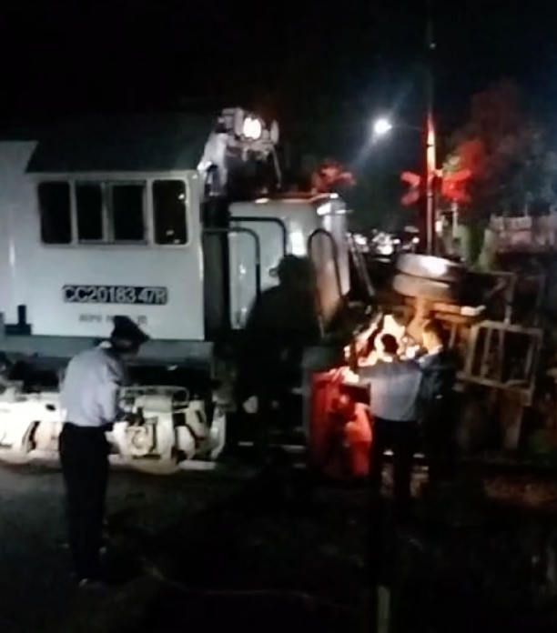 KA Pandanwangi Tabrak Truk Bermuatan Kayu Cengkeh di Banyuwangi, Lokomotif Alami Kerusakan Kondisi setelah Truk Cengkeh di Banyuwangi ditabrak oleh KA Pandanwangi.