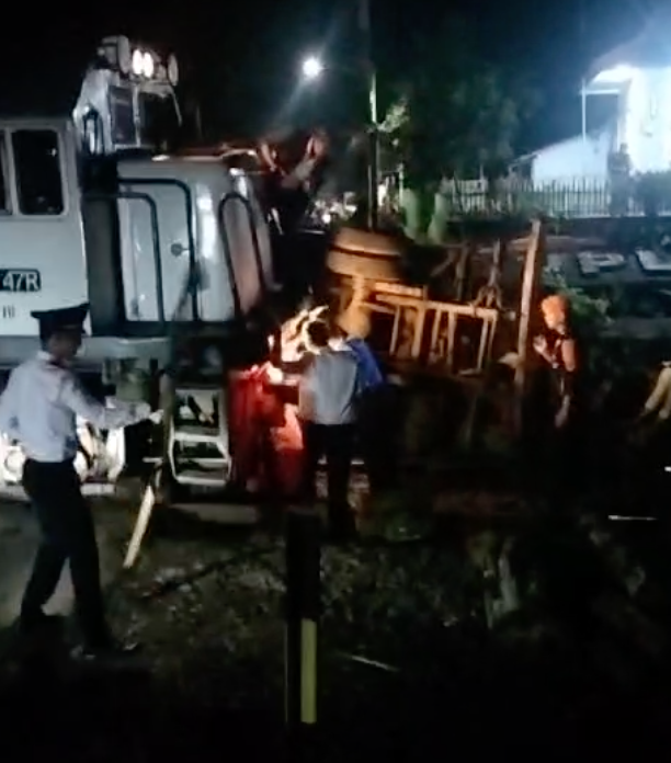 KA Pandanwangi Tabrak Truk Bermuatan Kayu Cengkeh di Banyuwangi, Lokomotif Alami Kerusakan Kondisi setelah Truk Cengkeh di Banyuwangi ditabrak oleh KA Pandanwangi.