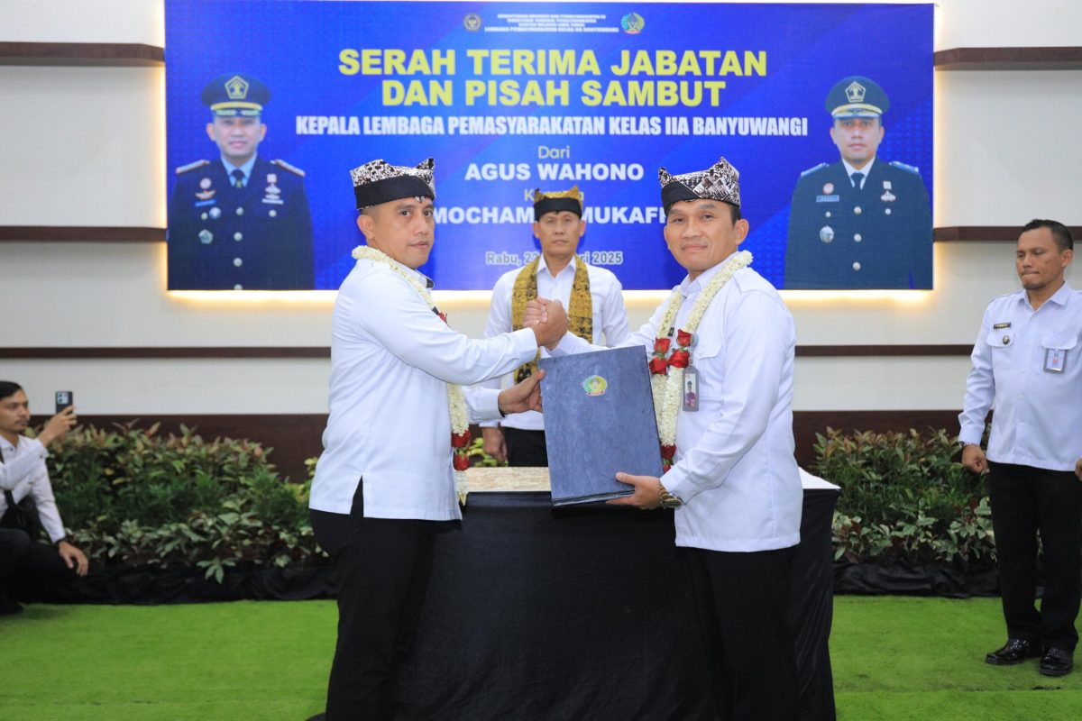 Lapas Banyuwangi Gelar Sertijab, Mochamad Mukaffi Resmi Gantikan Agus Wahono Serah terima jabatan Kepala Lapas Kelas IIA Banyuwangi dari Agus Wahono kepada Mochamad Mukaffi