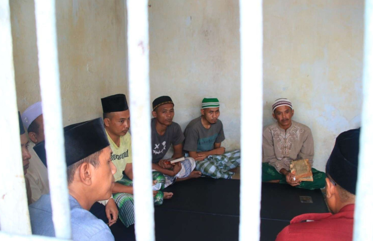 Lapas Banyuwangi Berinovasi dengan Program Pembinaan Berbasis Pondok Pesantren Warga binaan di Lapas Banyuwangi mengikuti pembinaan berbasis pesantren.
