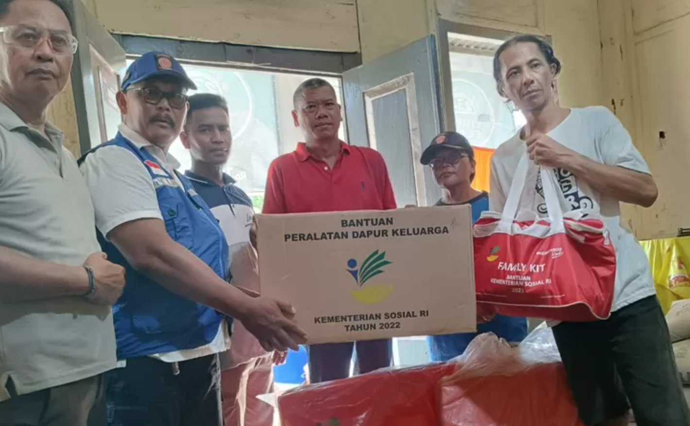 Respons Cepat Pemkab Banyuwangi: Bantuan Perbaikan Rumah untuk Warga Rogojampi Korban Angin Kencang Petugas Pemkab Banyuwangi menyalurkan bantuan kepada warga terdampak bencana angin kencang.