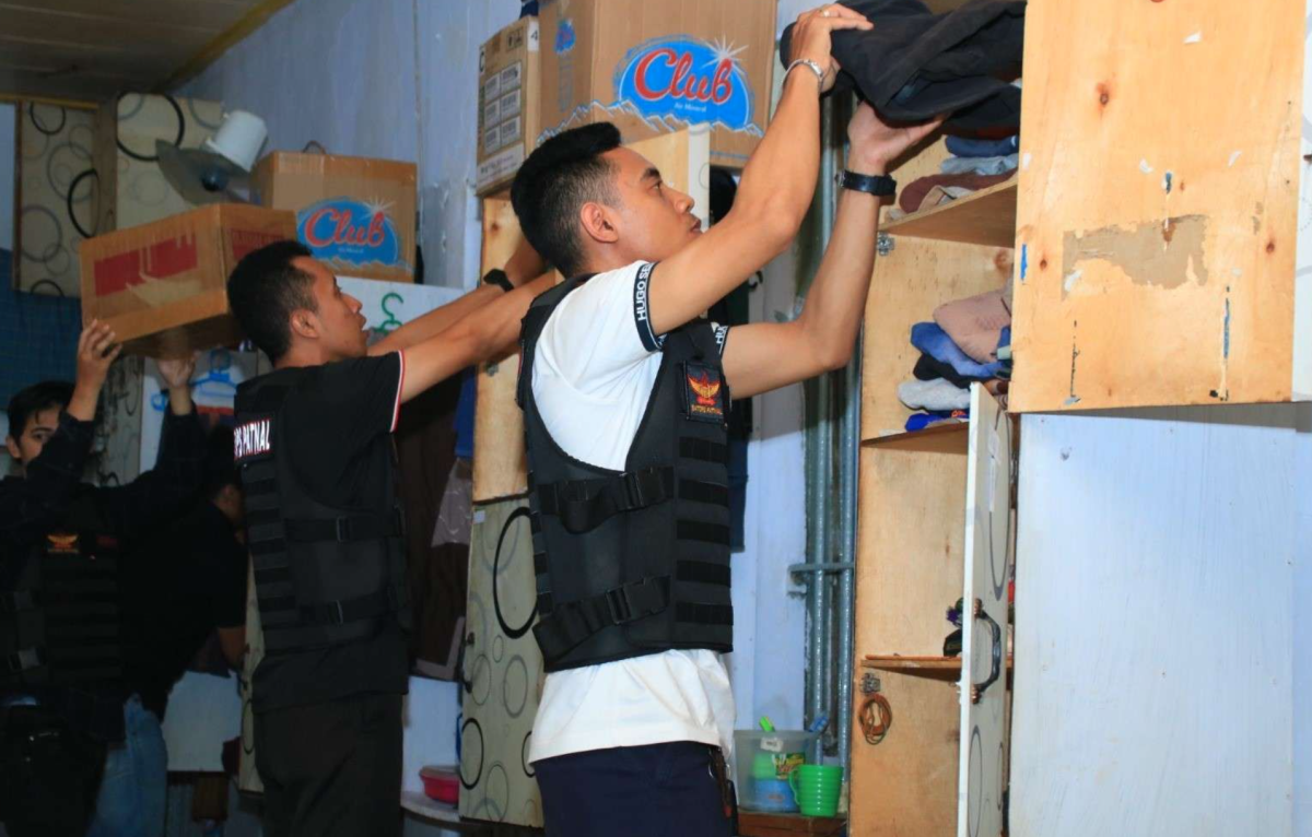 Razia Lapas Banyuwangi: Penggeledahan Kamar Binaan Pastikan Lingkungan Aman Penggeledahan kamar hunian di Lapas Banyuwangi
