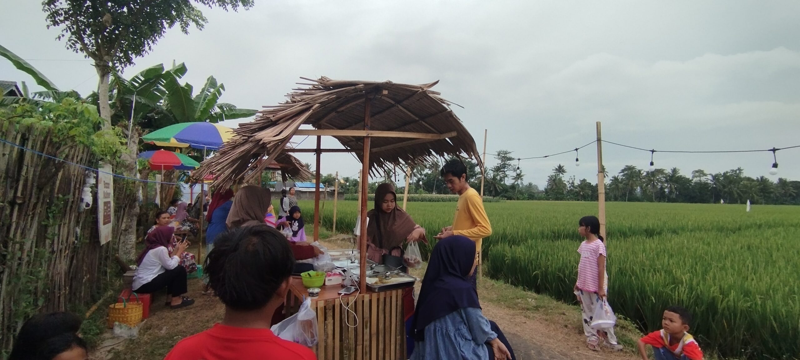 Pengunjung bazar kuliner ramadan di stand Mbak Aan