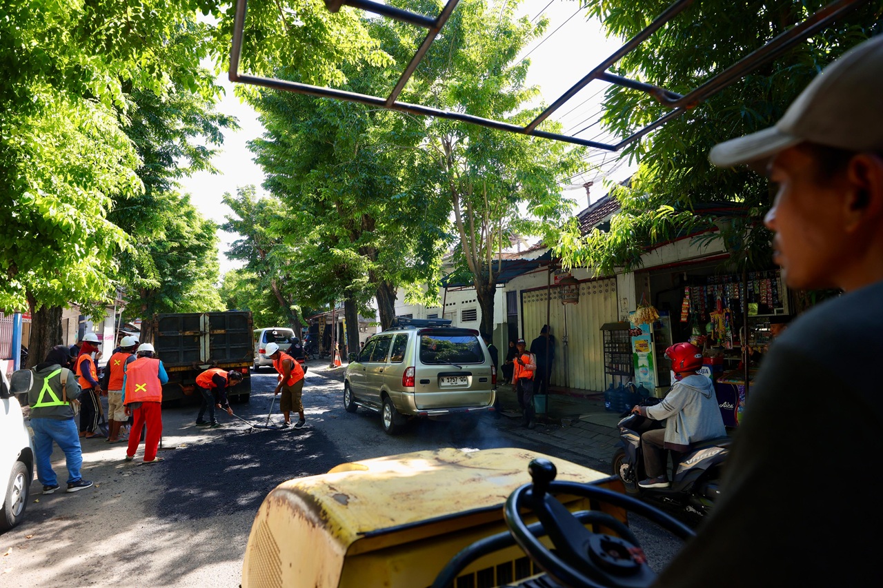 Banyuwangi Percepat Perbaikan Jalan Berlubang Jelang Mudik Lebaran 2025 Bupati Banyuwangi, Ipuk Fiestiandani, meninjau perbaikan jalan berlubang menjelang arus mudik Lebaran 2025