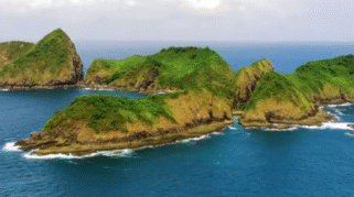 Pemandangan indah Pantai Bedil di Banyuwangi.