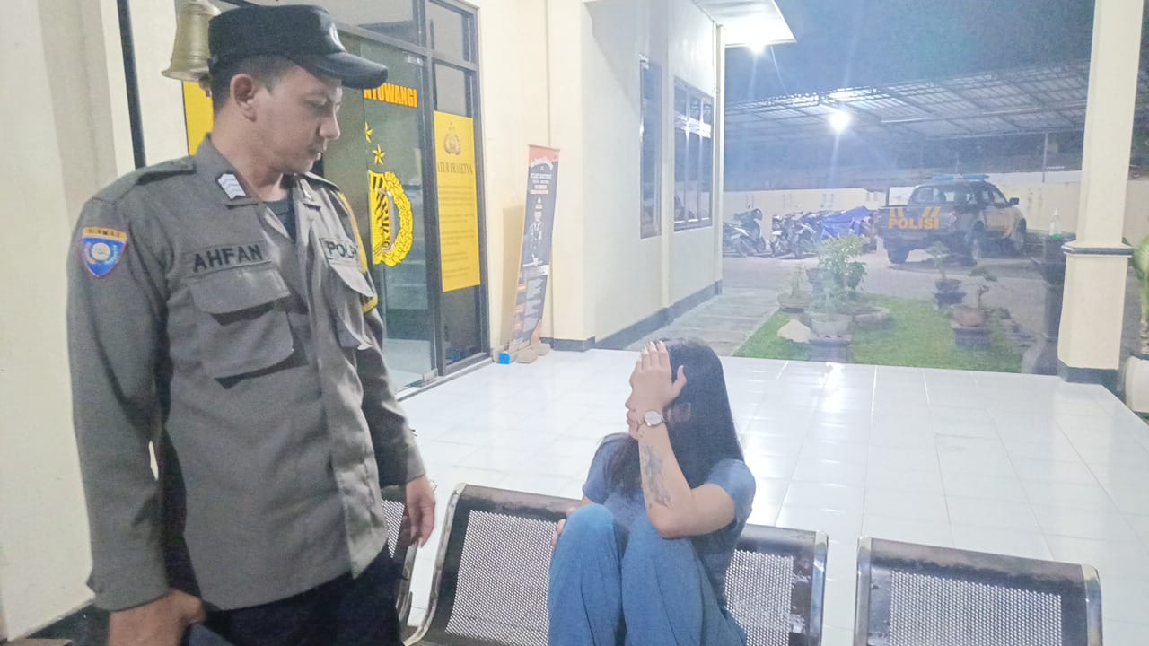 Petugas kepolisian mengamankan wanita berinisial LMA di Banyuwangi