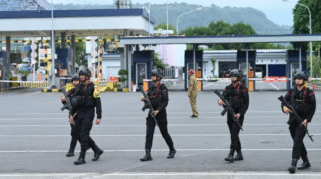 Petugas keamanan bersiaga di Pelabuhan Ketapang Banyuwangi.