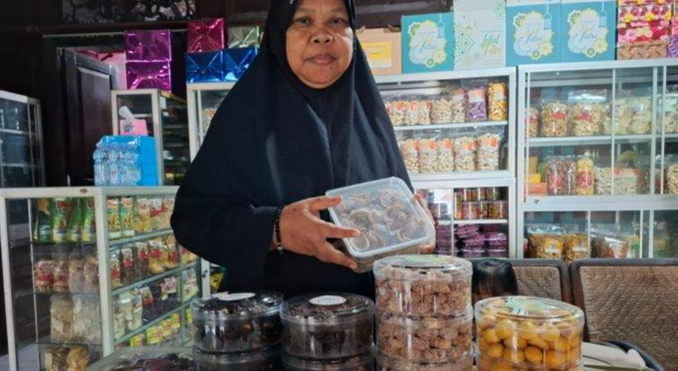 Produsen Kue Kering Banyuwangi Kebanjiran Pesanan Menjelang Lebaran 2025 Pinisri dan karyawannya sedang membuat kue kering di dapur produksi.