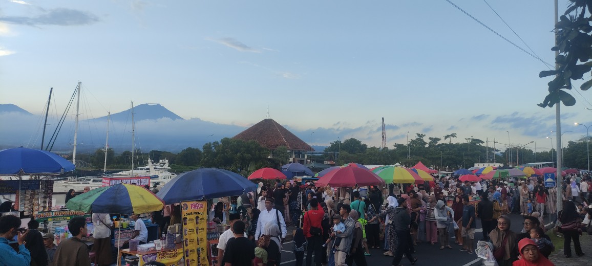Festival Ngrandu Buko Banyuwangi: Rayakan Ramadan dengan War Kuliner dan Pemandangan Pantai Pengunjung menikmati kuliner khas Ramadan di Festival Ngrandu Buko Banyuwangi