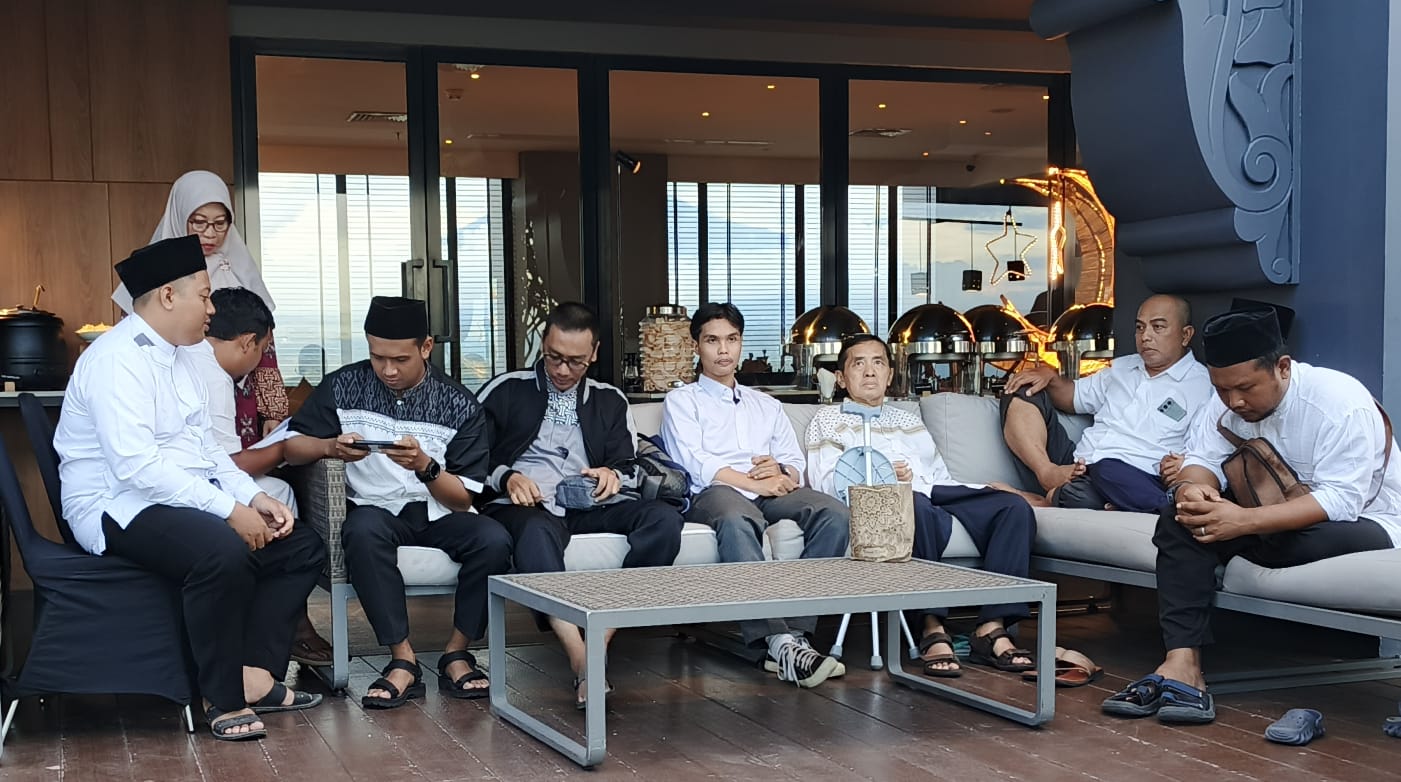 Pengunjung menikmati sajian kuliner khas Ramadan di Kokoon Hotel Banyuwangi