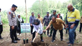 Rehabilitasi Lahan Kritis, Banyuwangi Libatkan Banyak Pihak dalam Program Penghijauan Bupati Banyuwangi bersama Stakeholder Tanam 66 Ribu Pohon di Lereng Ijen untuk Cegah Krisis Lingkungan