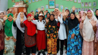 Hari Lansia Nasional 2025, Pemkab Banyuwangi Genjot Program Ramah Lansia Bupati Banyuwangi Ipuk Fiestiandani bersama sejumlah warga lansia (foto: Pemkab Banyuwangi)