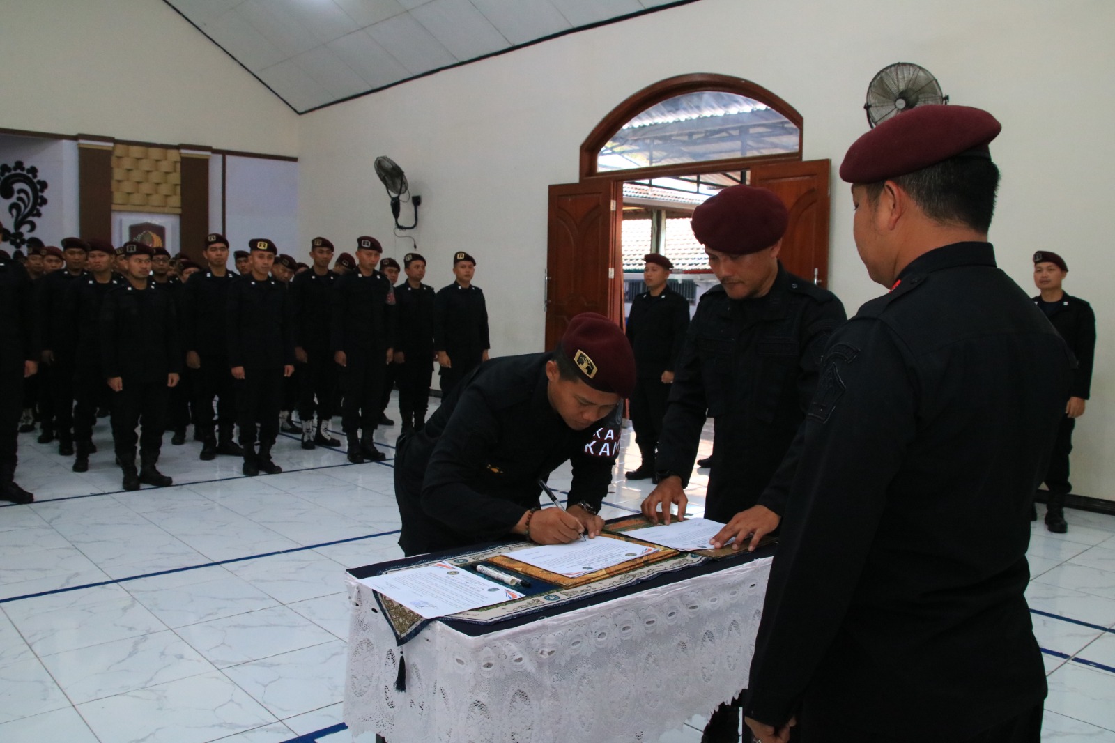 Lapas Banyuwangi Deklarasi Komitmen Bersama Perangi Narkoba dan Alat Komunikasi Ilegal Lapas Banyuwangi Deklarasi Komitmen Bersama Perangi Narkoba dan Alat Komunikasi Ilegal