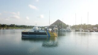 Wisata Baru di Banyuwangi, Jelajah Laut dengan Kapal Listrik Mewah Dengan Harga Terjangkau Kapal wisata beroperasi di kawasan Pantai Marina Boom Banyuwangi