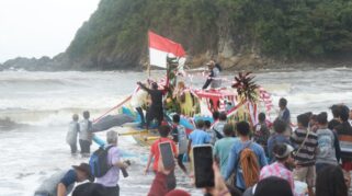 Ritual Petik Laut Lampon, Tradisi Hampir Seabad yang Terus Dijaga Nelayan Banyuwangi Larung Sesaji Petik Laut di Pantai Lampon