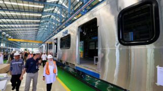 INKA Banyuwangi Produksi Kereta Canggih, Tenaga Kerja Lokal Ikut Training ke Jepang dan Cina Bupati Banyuwangi, Ipuk Fiestiandani Kunjungi Pabrik Kereta INKA Ketapang