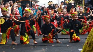 Festival Memengan Tradisional, anak tampak antusias memainkan permainan tradisional hula hoop