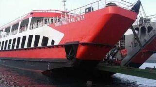 KMP Tunu Pratama Jaya saat berlabuh di dermaga