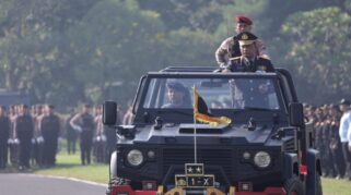 Polda Jatim Peringati Hari Bhayangkara ke-79, Polri untuk Masyarakat Kapolda Jatim Irjen Pol Drs. Nanang Avianto, M.Si., inspeksi pasukan saat HUT Bhayangkara ke 79