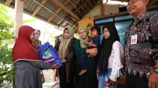 Pemkab Banyuwangi Fokus Tangani Keluarga Korban KMP Tunu Pratama Jaya, Termasuk Anak Korban yang Kini Yatim Piatu Pemkab Dampingi Keluarga Korban Tenggelamnya KMP Tunu Pratama Jaya