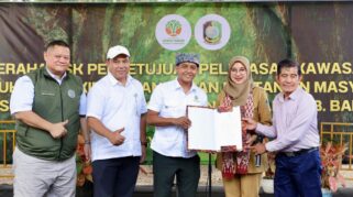Warga Pancer Banyuwangi Resmi Kantongi SK Pelepasan Hutan Seluas 152 Hektare Penyerahan SK pelepasan kawasan hutan secara simbolis kepada Bupati Banyuwangi di Hutan Djawatan