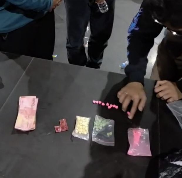 polisi menemukan barang bukti puluhan butir pil ekstasi dan minuman keras di cafe duku indah