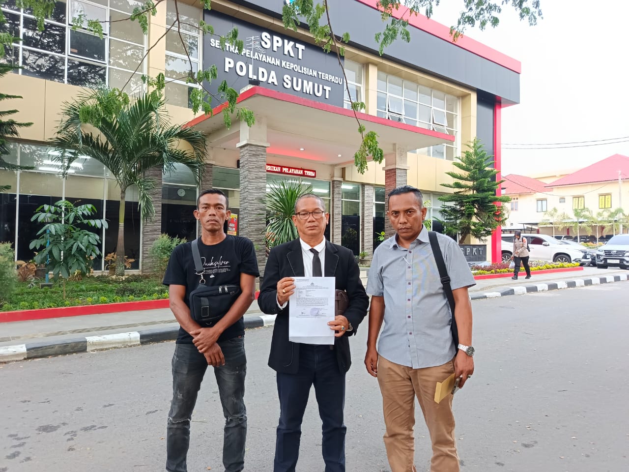 Dua Pria Dilaporkan Ke Polda Sumut atas Dugaan Pencemaran Nama Baik Kompol DK Kuasa hukum Kompol DK, Hans Silalahi, SH, resmi melaporkan dua pria ke Polda Sumut atas dugaan pencemaran nama baik