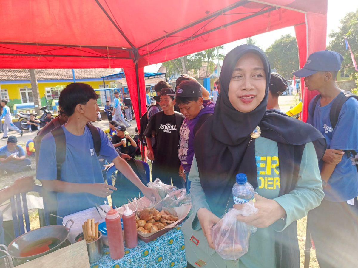 Meriahkan HUT ke-80 RI, SMK Muhammadiyah 6 Rogojampi Gelar Jalan Sehat dan Aneka Lomba Kepala SMK Muhammadiyah 6 Rogojampi, Fahima Sholatin, M.Pd.,
