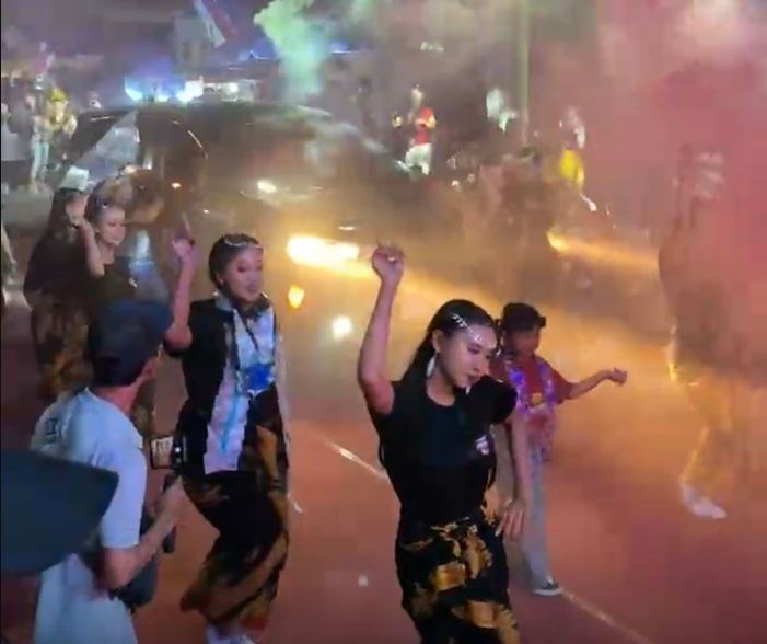 Mobil Inova Seruduk Peserta Karnaval di Seraten