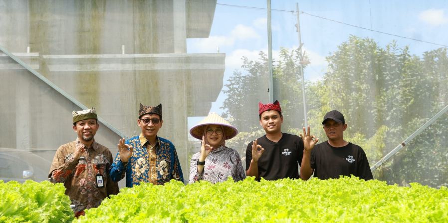 Bunga Desa di Glenmore, Bupati Banywangi Dukung Potensi UMKM Lokal Bunga Desa,Bupati Ipuk bersama Dinas Pertanian di lahan Hidroponik desa Sepanjang