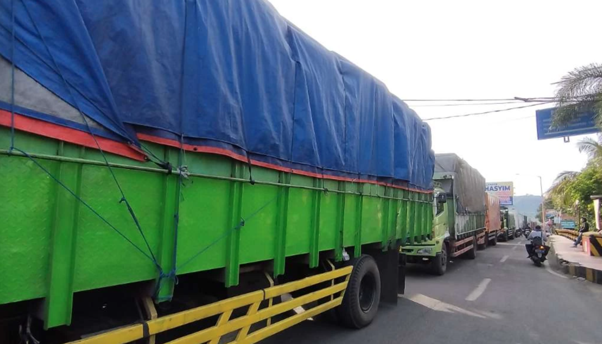 Kemacetan Ketapang Bikin Pariwisata Banyuwangi Rugi Ratusan Juta, Wisatawan Turun 90% Antrean kendaraan memadati jalur menuju Pelabuhan Ketapang Banyuwangi