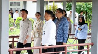 Wapres Gibran Tinjau Sekolah Rakyat Deli Serdang, Siswa Akan Dapat Laptop Mulai September Wapres Gibran melakukan kunjungan kerja ke Sekolah Rakyat Menengah Pertama (SRMP) 1 Deli Serdang,