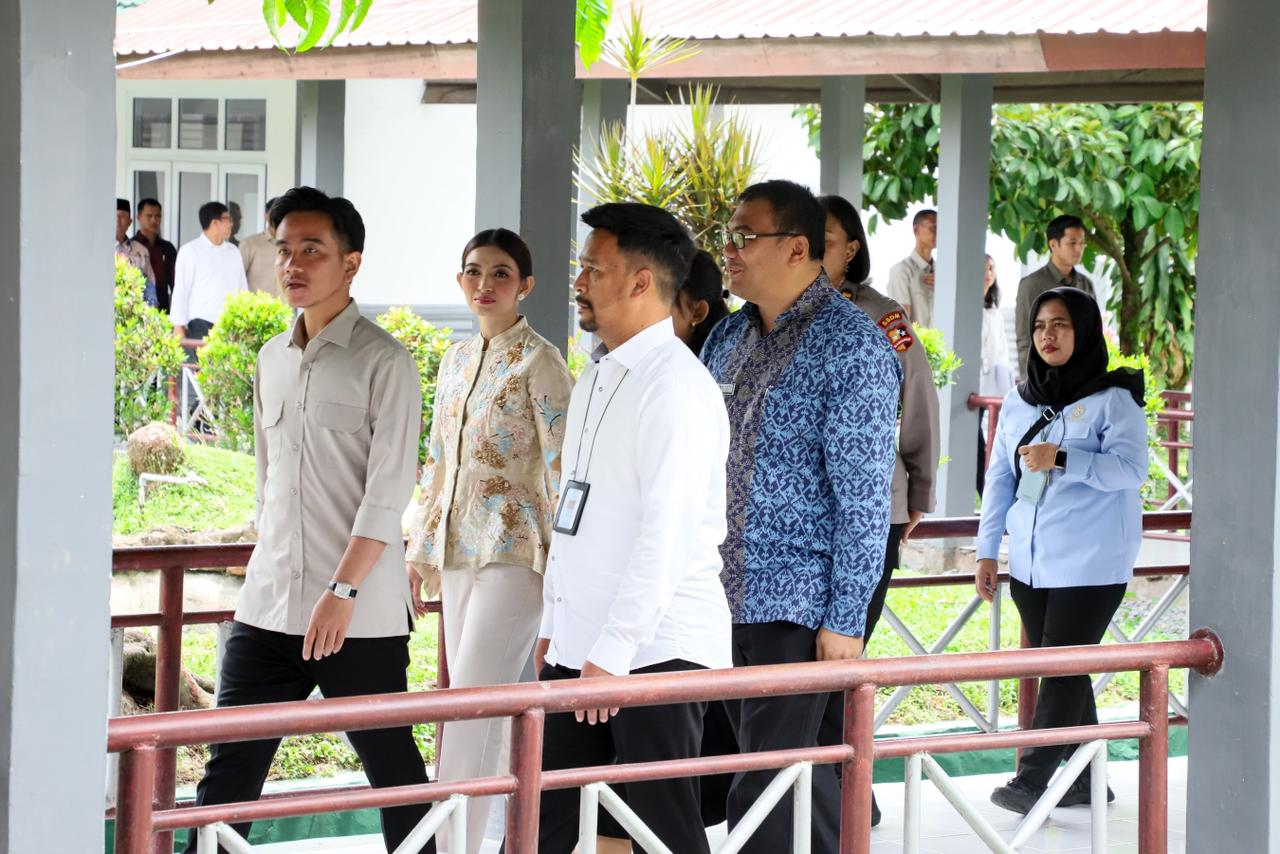 Wapres Gibran Tinjau Sekolah Rakyat Deli Serdang, Siswa Akan Dapat Laptop Mulai September Wapres Gibran melakukan kunjungan kerja ke Sekolah Rakyat Menengah Pertama (SRMP) 1 Deli Serdang,