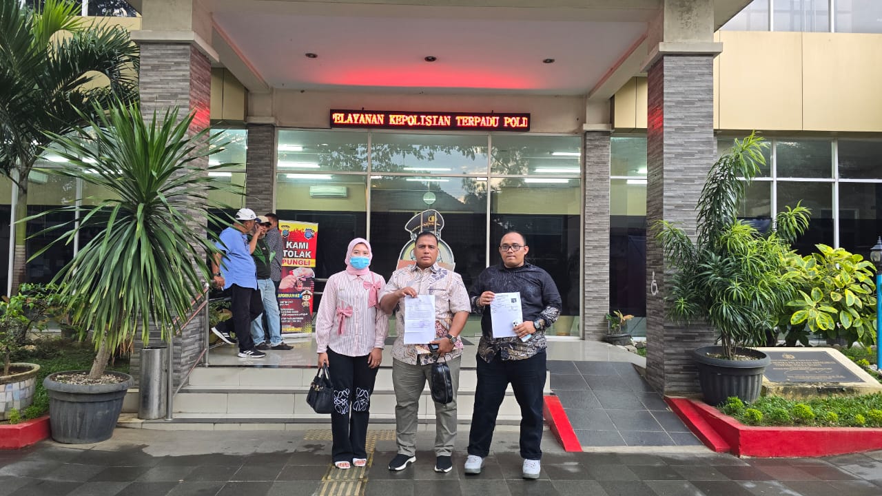 Kepala Dinas Pariwisata Tapanuli Utara Dilaporkan ke Polda Sumut, Diduga Gunakan Identitas Palsu Saat Menikah Dr. Khomeini, SE, SH, MH, bersama Hardian Maulana Putra, SH, Kuasa hukum Pelapor, Elsa Lorenza