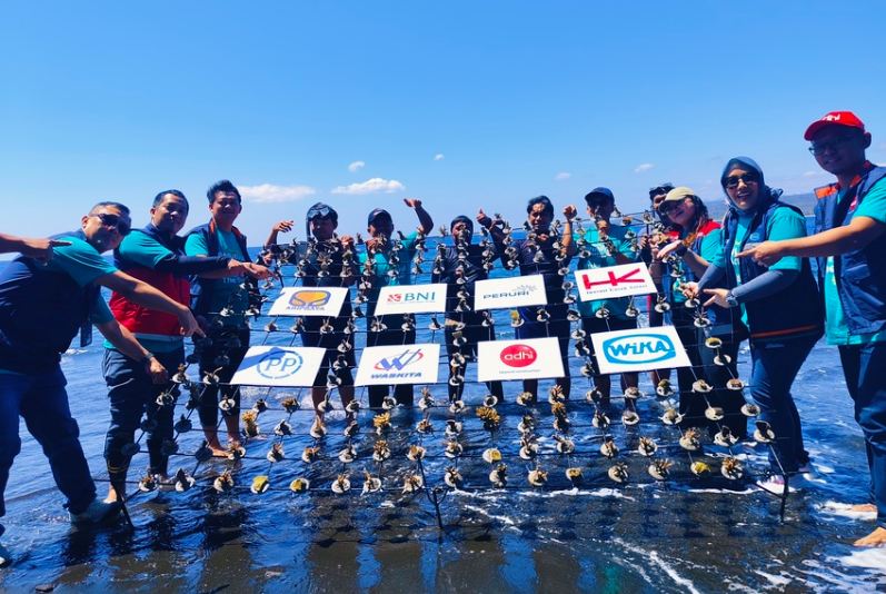 Brantas Abipraya Tanam 2.500 Bibit Terumbu Karang di Pesisir Bangsring Banyuwangi Delapan BUMN Kolaborasi Tanam Terumbu Karang di Banyuwangi