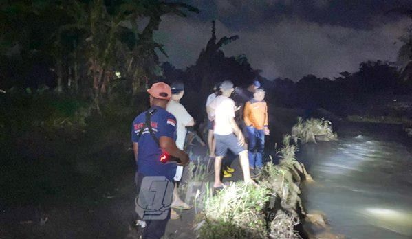 Bocah 9 Tahun Hilang Diduga Terseret Arus Sungai Setail Tim Basarnas Banyuwangi bersma masyarakat melakukan pencarian korban tenggelam di Sungai Setail, Gambiran