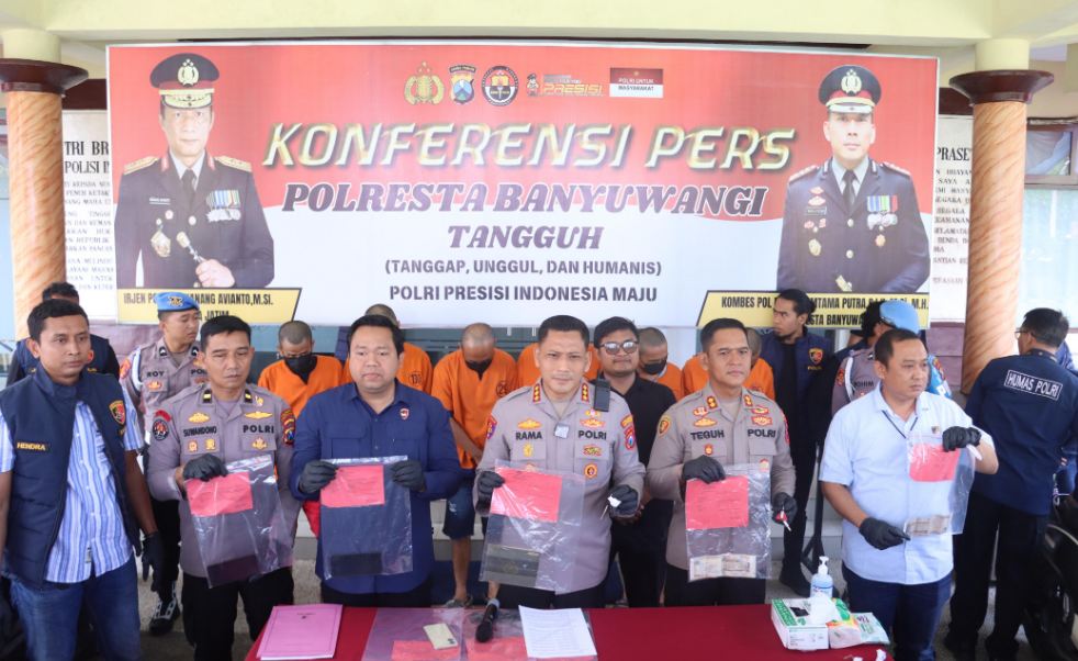 Kapolresta Banyuwangi, Kombes Pol Rama Samtama Putra, dalam konferensi pers di Mapolresta