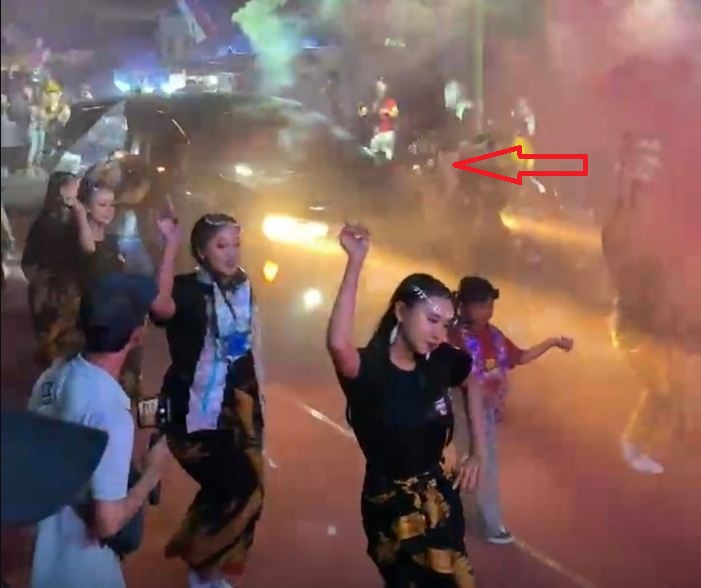 Mobil Logistik Karnaval Seruduk Barisan Penari Sound Horeg di Banyuwangi