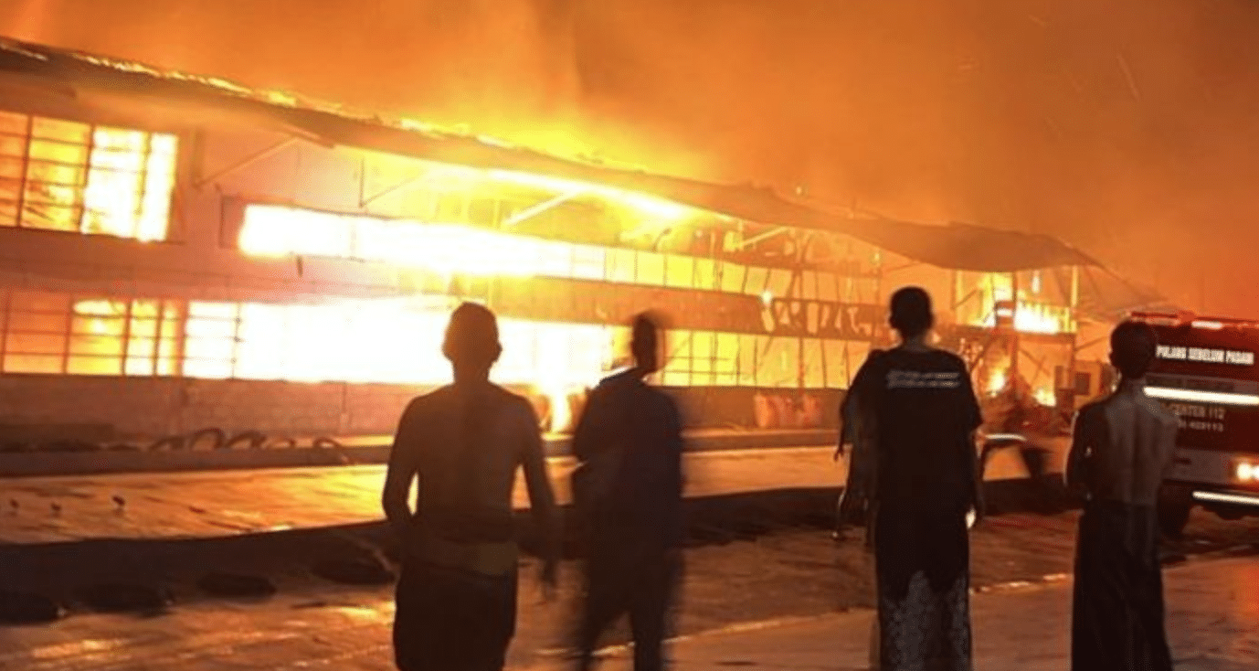 Kandang Ayam di Banyuwangi Hangus Terbakar, 28.000 Ekor Ayam Jadi Korban Tabung Gas ELPIJI Terjadi Kebakaran di Kandang Ayam di Banyuwangi Karena Ledakan Tabung Gas ELPIJI