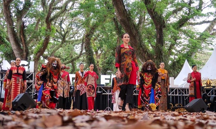 Banyuwangi Batik Festival 2024: "Jenon" dan "Jaranan Buto" Memukau di Hutan De Djawatan Model dan penari "Jaranan Buto" di Banyuwangi Batik Festival