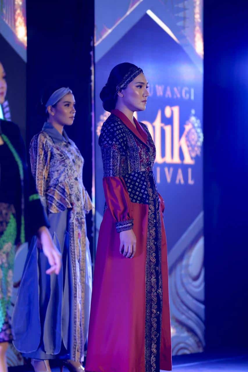 Motif "Jenon" Akan Ramaikan Pagelaran Banyuwangi Batik Festival 2024, di Hutan De Djawatan Model memperagakan busana batik motif "Jenon" di Banyuwangi Batik Festival.