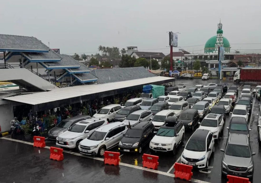 Ratusan kendaraan roda empat sedang antri di Pelabuhan Gilimanuk, Jembrana, Bali untuk menyebar ke Pelabuhan Ketapang, Jawa Timur.