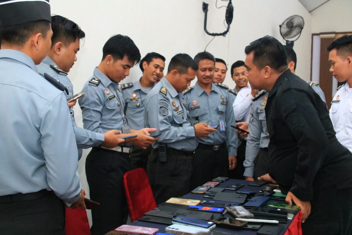 Cegah Judi Online, Lapas Banyuwangi Sidak Ponsel Pegawai Petugas Lapas memeriksa ponsel pegawai.
