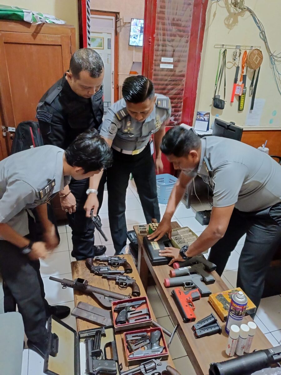 Lapas Banyuwangi Rutin Cek dan Rawat Senjata Api Demi Keamanan Petugas Lapas Banyuwangi memeriksa senjata api.