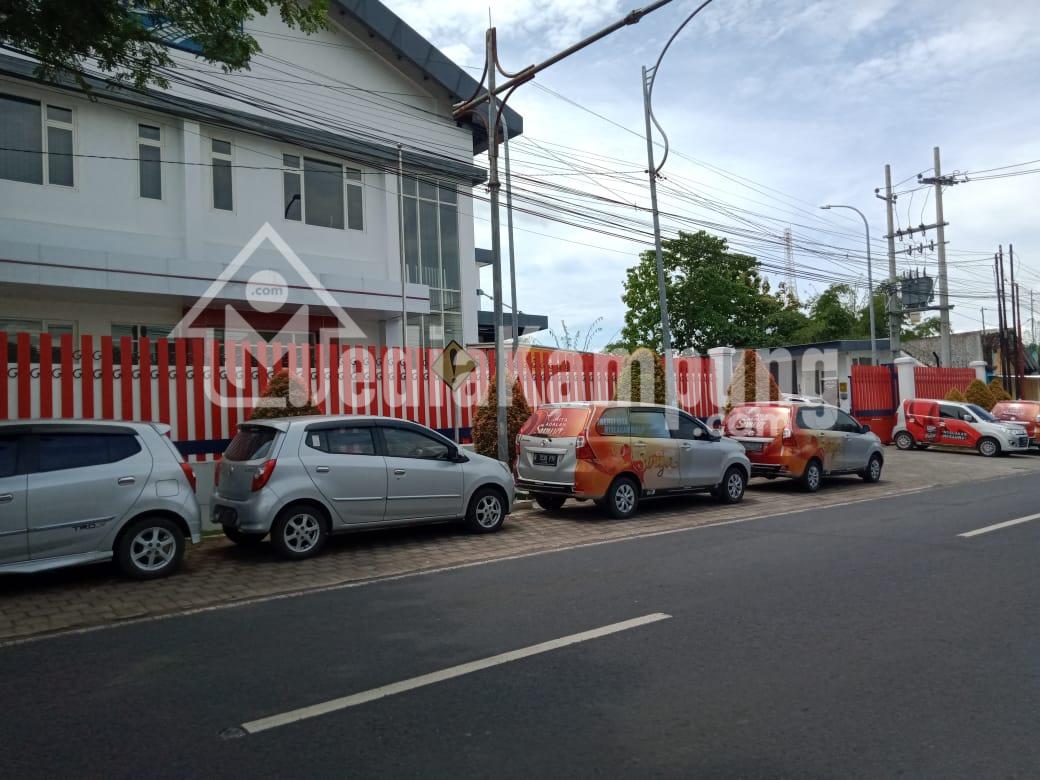 Di Rogojampi, Bahu Jalan Digunakan Parkir kendaraan Perusahaan, Ormas FRB: Itu Pelanggaran, Instansi Harus Menindak Tegas