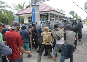 Puluhan Nelayan Geruduk Mako Lanal TB-A Juga Melakukan Aksi Anarkis