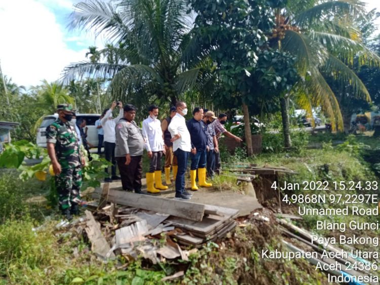 Muspika Kecamatan Paya Bakong Mendampingi Kasubdit OP Ditjend SDA Meninjau Abrasi Sungai Keureto
