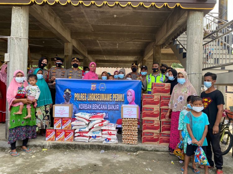 Kapolres Lhokseumawe dan Bhayangkari Antar Bantuan Kepada Korban Banjir Aceh Utara