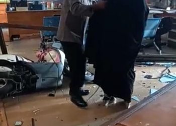 Pelaku (Jubah Hitam) setelah menabrak ruangan Sentra Pelayanan Kepolisian Terpadu (SPKT) Polres Pematangsiantar, Sumut