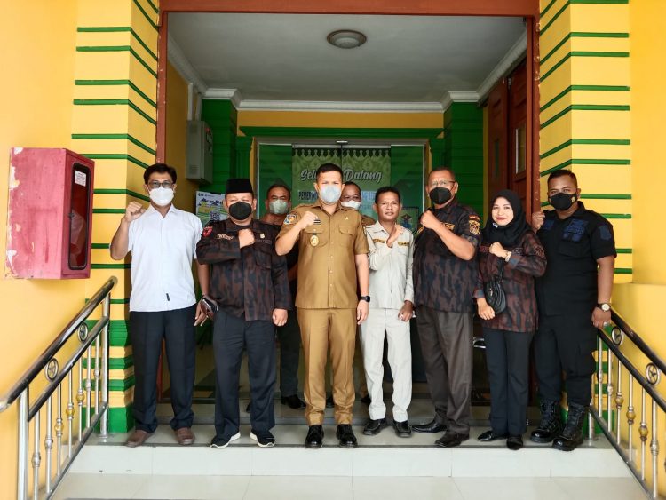 Wakil Bupati Serdang Bedagai Adlin Tambunan, saat Audensi dan foto bersama dengan Ketua KBPP POLRI Resor Sergai Wenny Harman Sitorus bersama Pengurus KBPP POLRI  Penggiat Anti Narkoba dan Suwanto Kadis Pendidikan Sergai.
(Foto : Irlan Situmorang - mitrapolri.com)